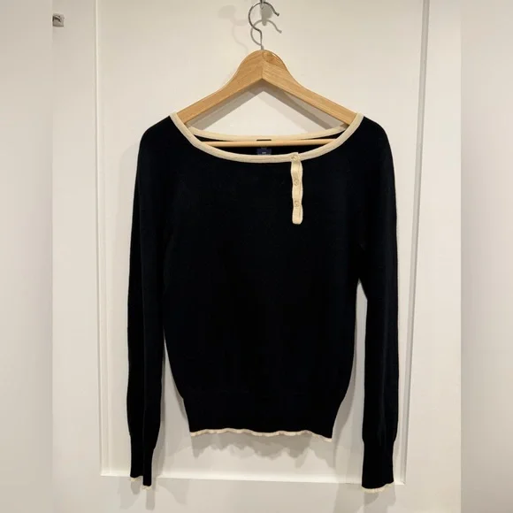 NWOTGAP Black Sweater with Cream Accents - Picture 1 of 10
